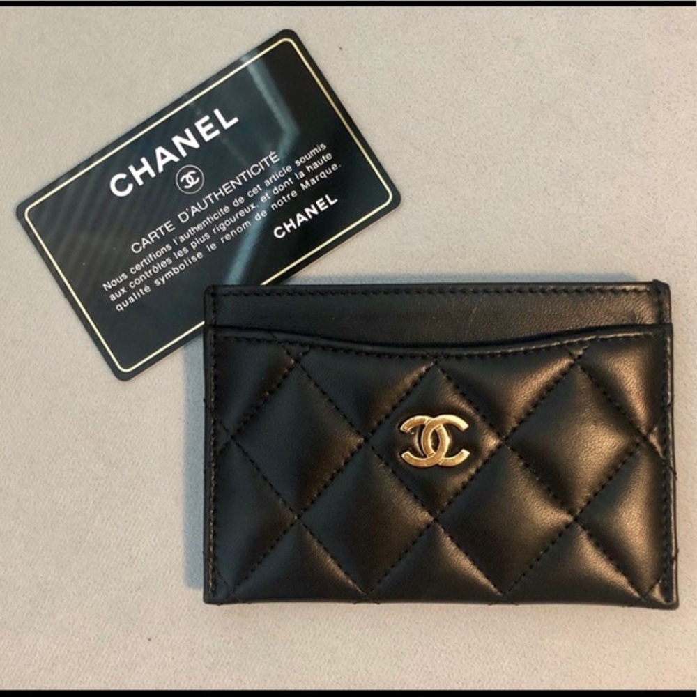 HOT COMMODITY!! Womens CHANEL Card Holder.